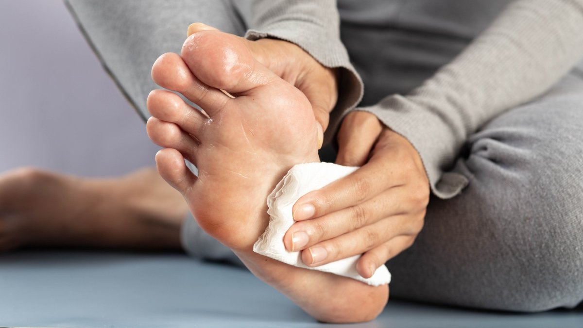 Voetzool droogdeppen met een doekje — houd je voeten droog tegen zweetvoeten